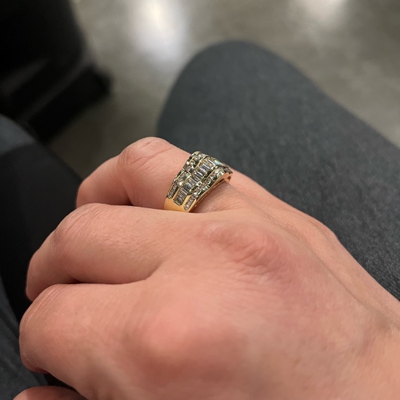 Beautiful! Brand New! Hayes Jewelers Anni/Wedding Band - 14K + Diamonds! - Picture 4 of 7